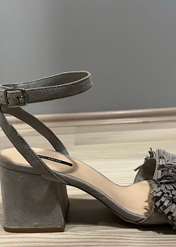 Pull and Bear Gri Süet Fırfırlı Topuklu Kadın Ayakkabı