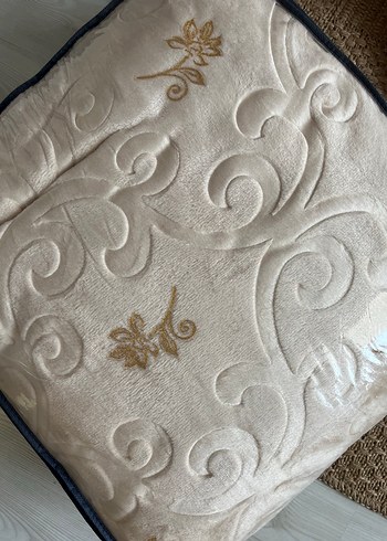 Merinos Merinos Simli Nakışlı Battaniye