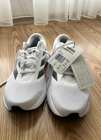 Orjinal Adidas etiketli 