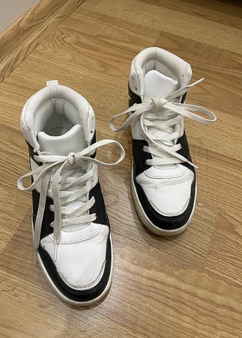 Beyaz Siyah Bağcıklı Stiletto Topuklu Spor Ayakkabı