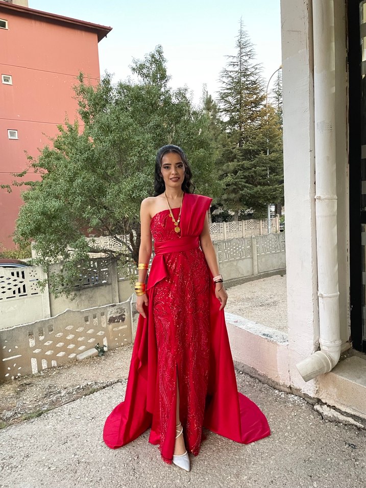 Kırmızı Drapeli Uzun Straplez Kadın Abiye - Görsel 4