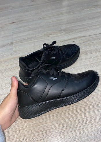 Siyah Bağcıklı Kadın Spor Ayakkabı