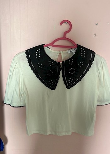 Dantel Detaylı Siyah Yakalı Beyaz Bluz - Görsel 2