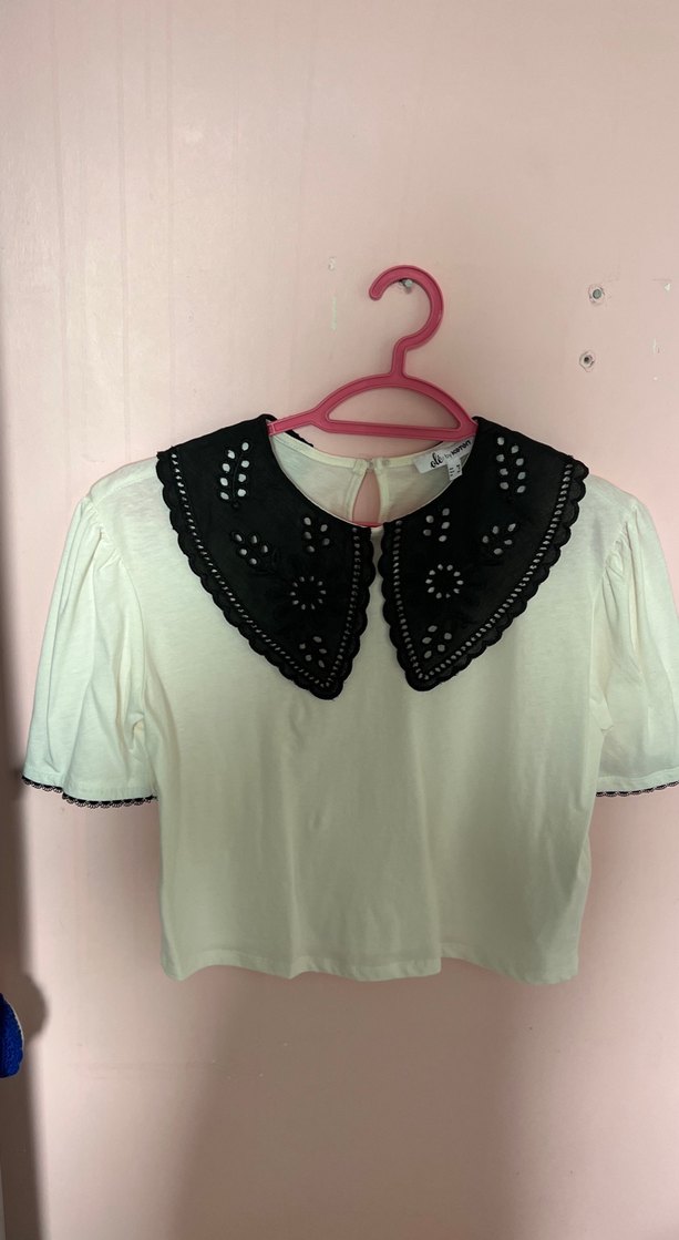 Dantel Detaylı Siyah Yakalı Beyaz Bluz - Görsel 2