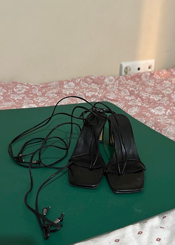 Bağcıklı Siyah Alçak Topuklu Sandalet 37
