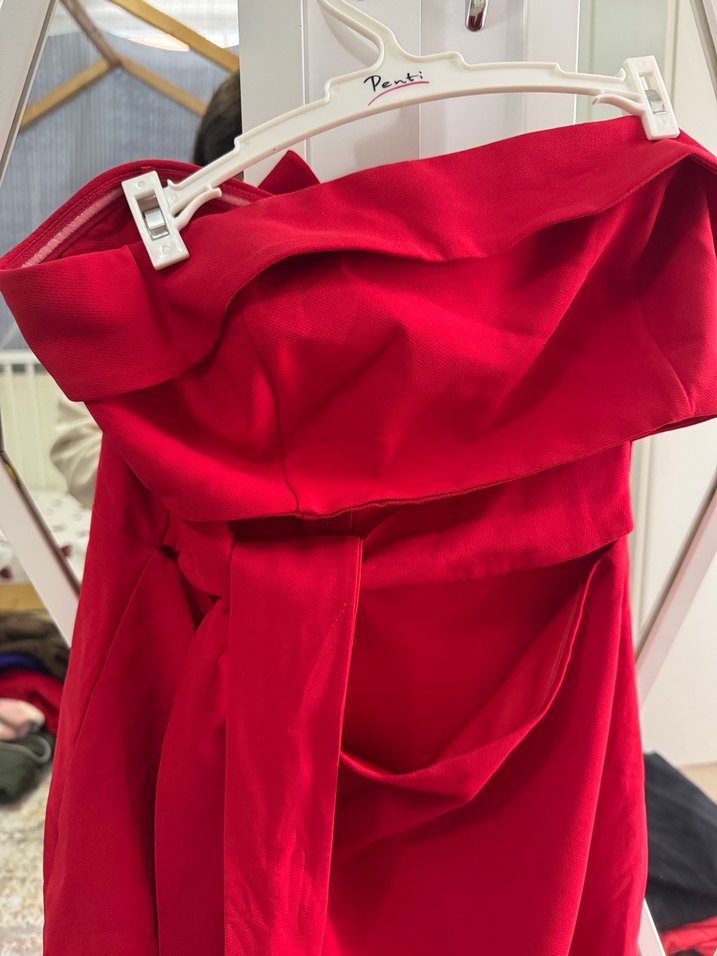 Kırmızı elbise - Görsel 3