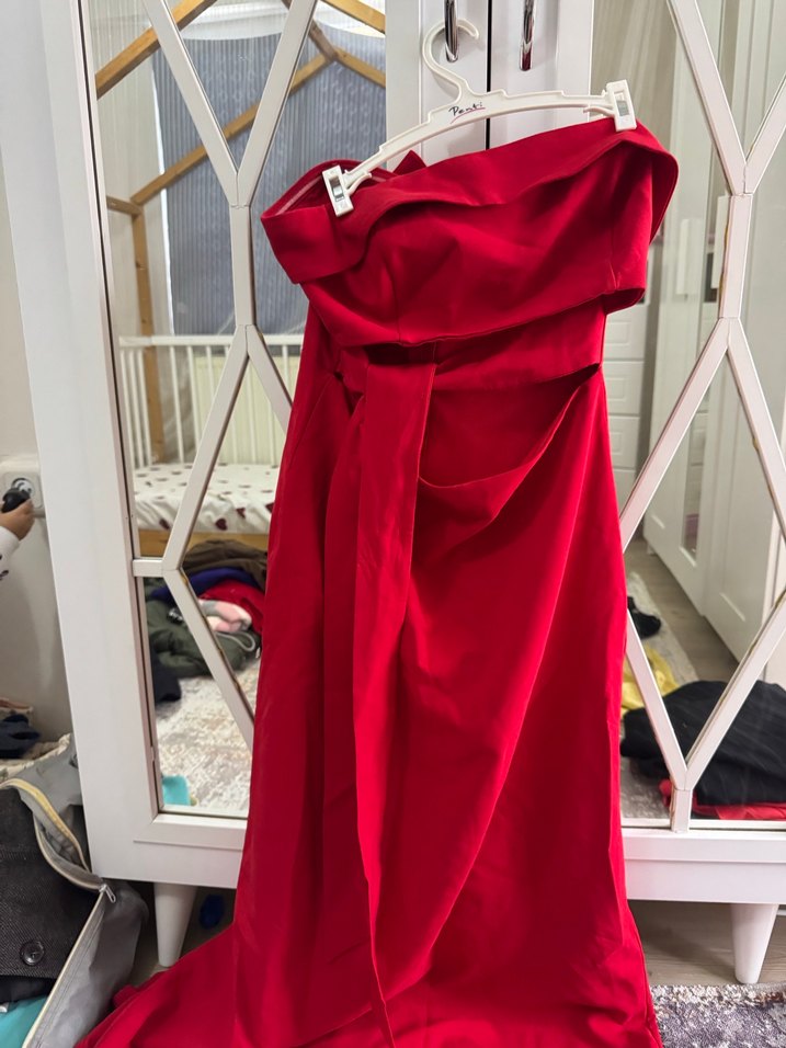 Kırmızı elbise - Görsel 2