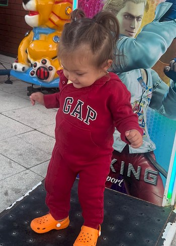 Çocuklar için GAP Kırmızı Kapüşonlu Tulum - Görsel 2