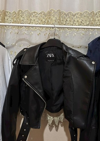 Zara Kemer Detaylı Siyah Deri Biker Ceket