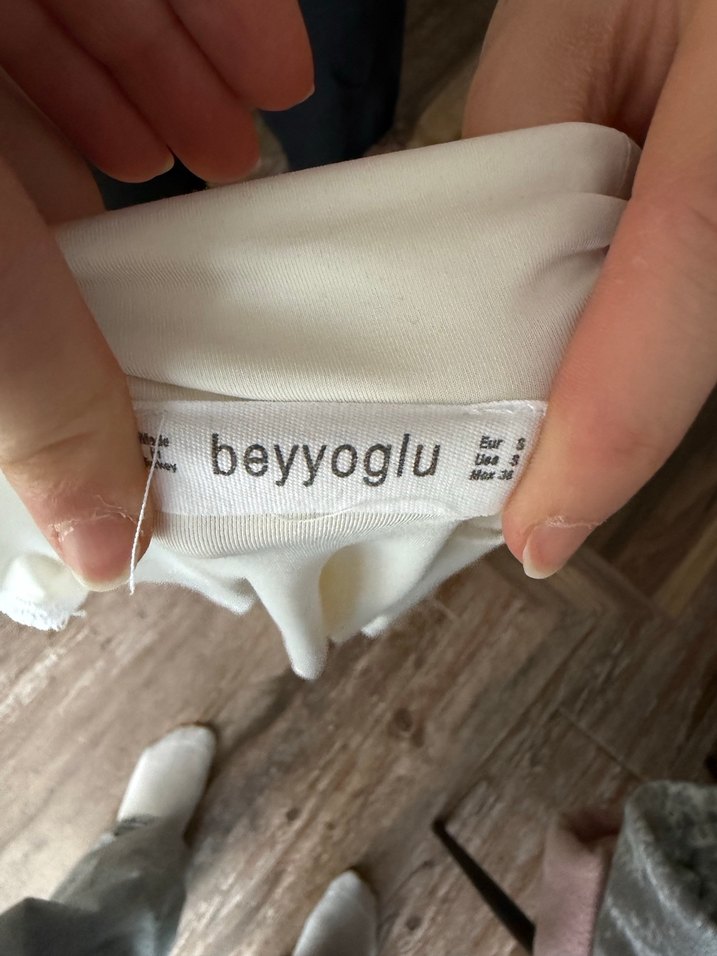 Beyaz ve siyah Uzun Kollu Crop Top - Görsel 4