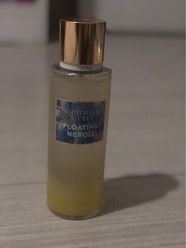  Beden Victoria?s Secret Floating Neroli