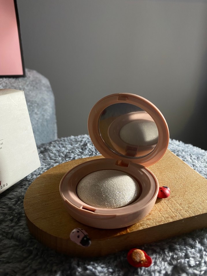 Rare Beauty Light Silky Touch Aydınlatıcı - Görsel 2