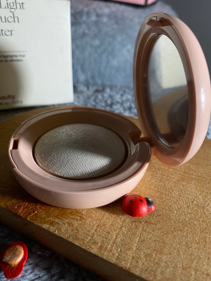 Rare Beauty Light Silky Touch Aydınlatıcı - Görsel 3