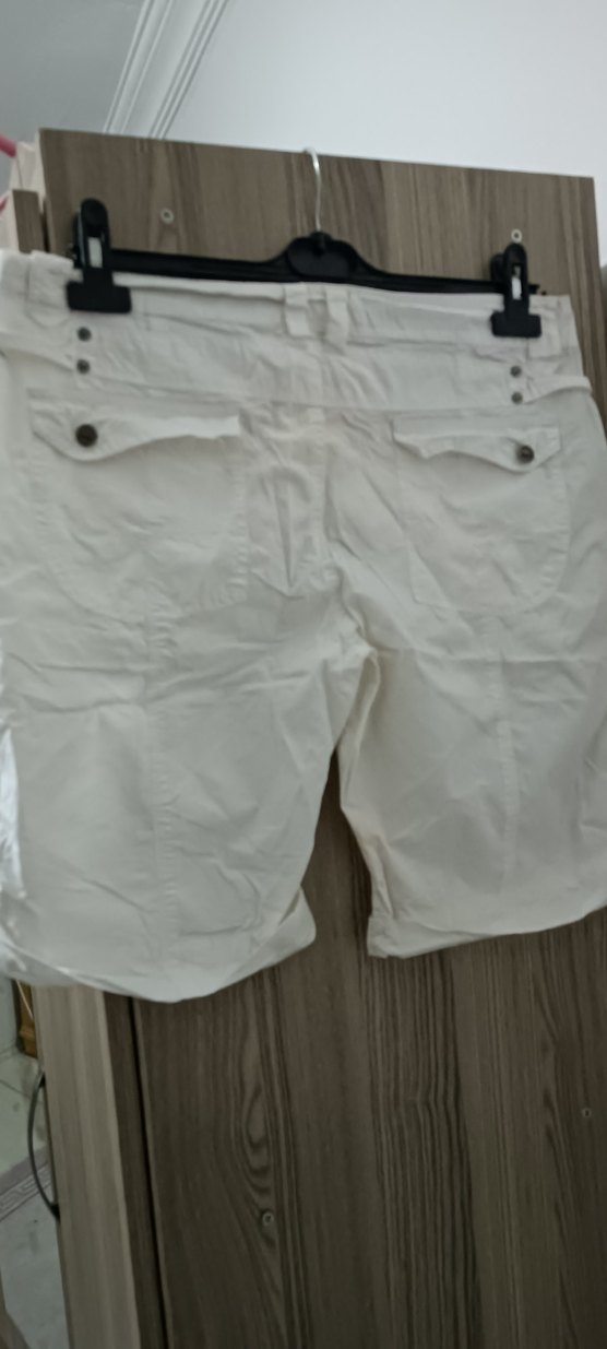 Kadın Beyaz Pamuklu Kemerli Bermuda Şort - Görsel 4