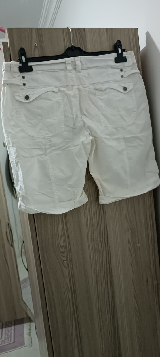 Kadın Beyaz Pamuklu Kemerli Bermuda Şort - Görsel 3