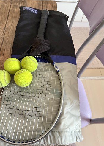 Beden Gri Kılıflı Sarı Tenis Raketi ve Topları