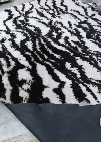 Beden Hakiki Kuzu Deri Postu (Zebra Desenli)