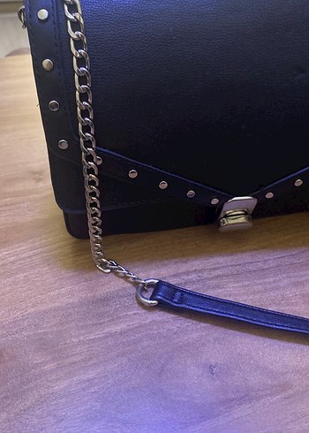 Diğer Zincir Detaylı Siyah Deri Kadın Çanta