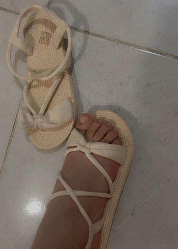 Beyaz Fiyonklu Dolgu Topuklu Kadın Sandalet - Görsel 2