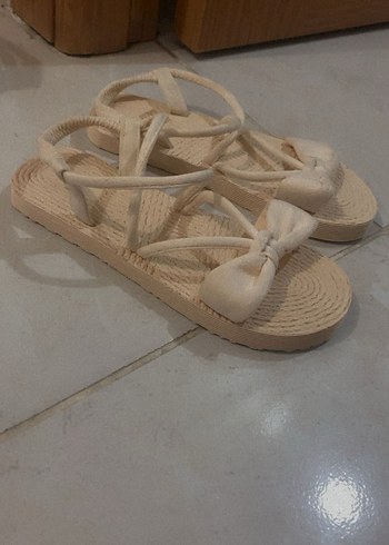 Beyaz Fiyonklu Dolgu Topuklu Kadın Sandalet - Görsel 3