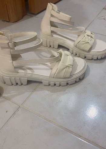 Beyaz Pliseli Dolgu Topuklu Kadın Sandalet - Görsel 2