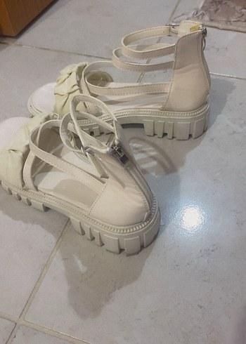 Beyaz Pliseli Dolgu Topuklu Kadın Sandalet - Görsel 4