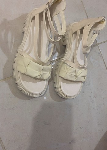 Beyaz Pliseli Dolgu Topuklu Kadın Sandalet - Görsel 3