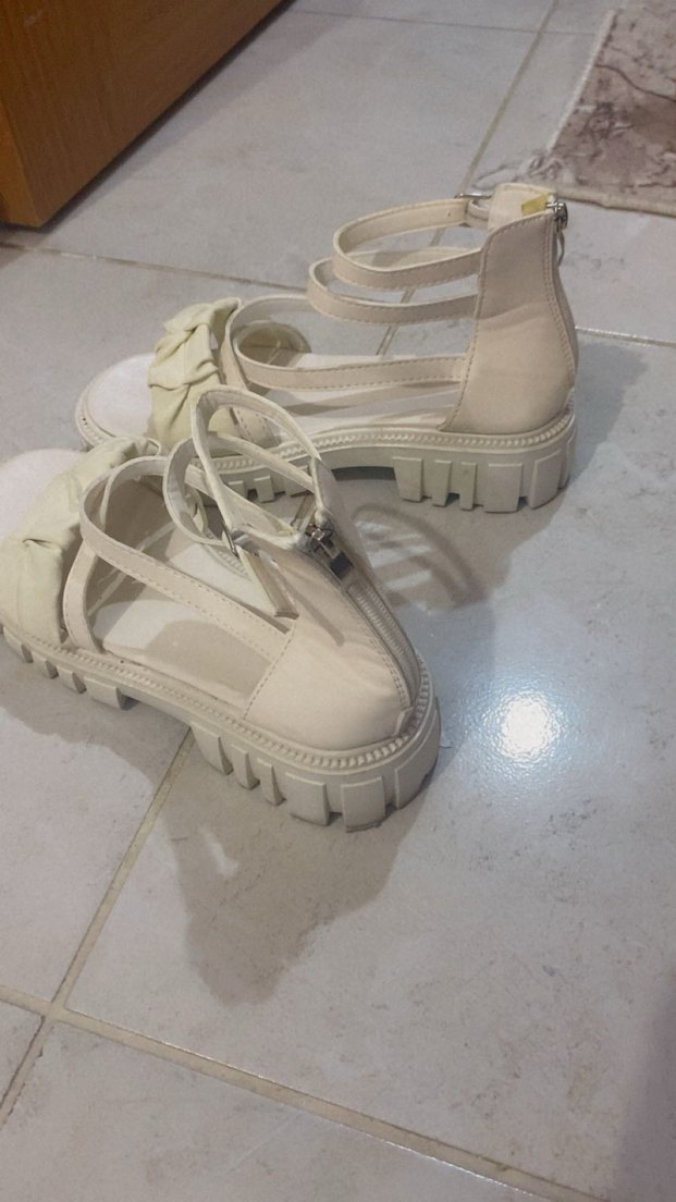 Beyaz Pliseli Dolgu Topuklu Kadın Sandalet - Görsel 4