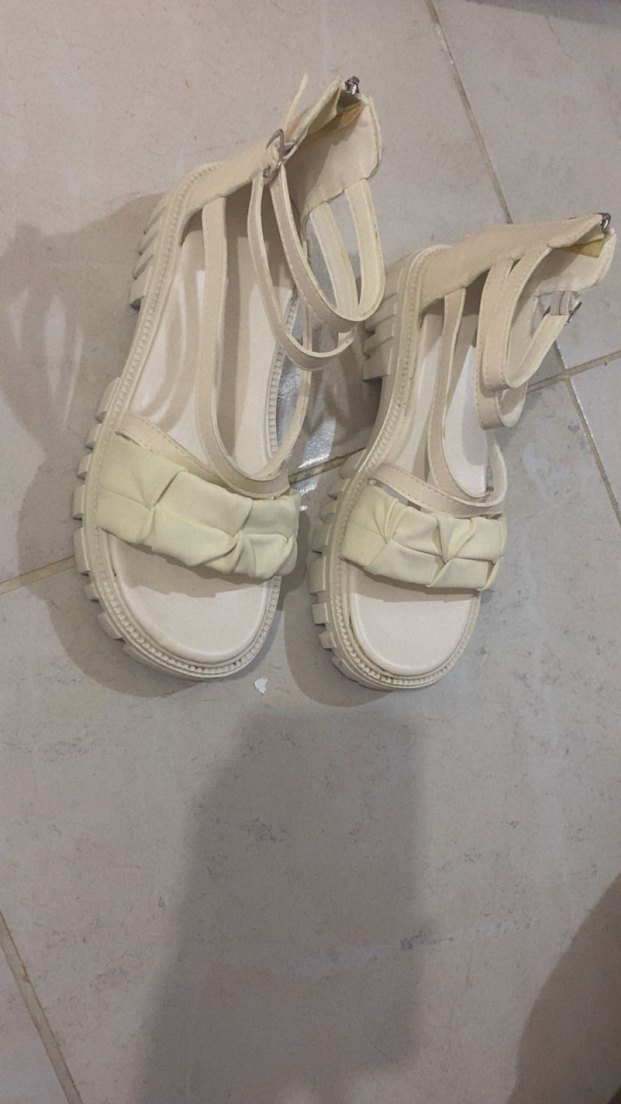 Beyaz Pliseli Dolgu Topuklu Kadın Sandalet - Görsel 3