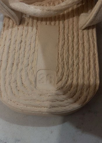 Bej Tabanlı Siyah Lastikli Kadın Dolgu Topuk Sandalet - Görsel 4