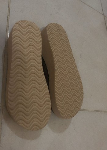 Bej Tabanlı Siyah Lastikli Kadın Dolgu Topuk Sandalet - Görsel 2