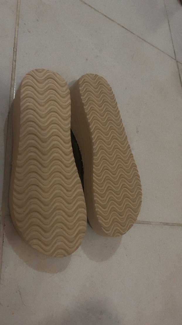 Bej Tabanlı Siyah Lastikli Kadın Dolgu Topuk Sandalet - Görsel 2