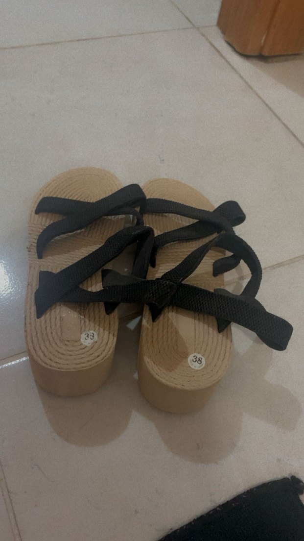 Bej Tabanlı Siyah Lastikli Kadın Dolgu Topuk Sandalet - Görsel 3