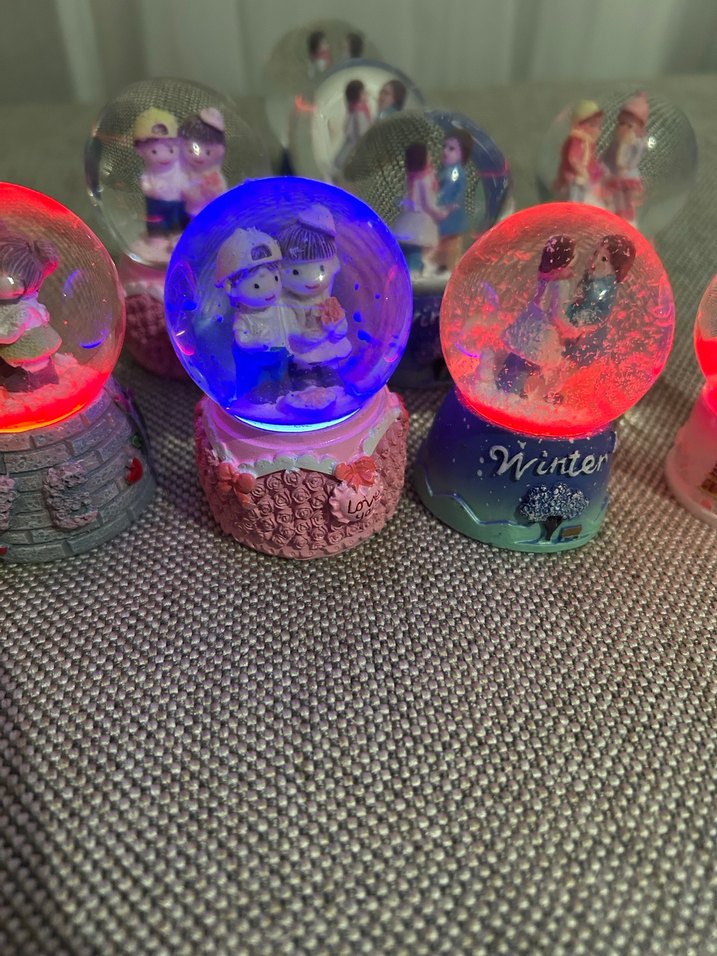 Renkli Sevgili Figürlü Kar Küresi - Görsel 3