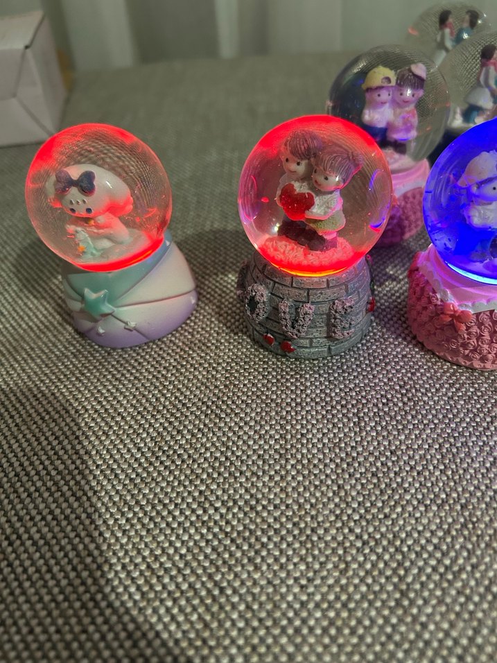 Renkli Sevgili Figürlü Kar Küresi - Görsel 4