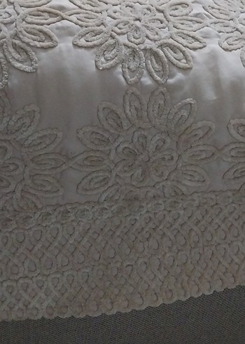 Nakışlı pudra tonlarında yatak örtüsü ve yastık yüzü
