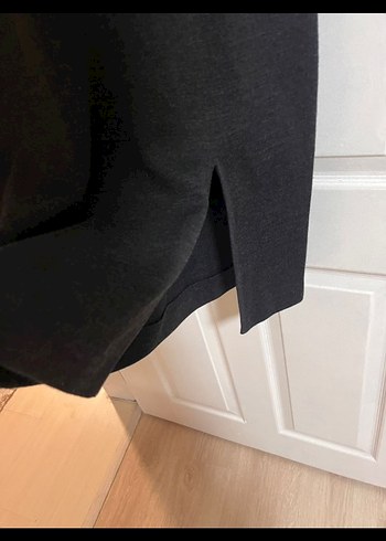 V Yaka Deri Detaylı Uzun Antrasit Elbise - Görsel 9