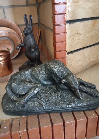 Gri Köpek ve Tavşan Figürleri