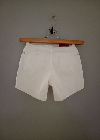 Kız Çocuk Nakışlı Beyaz Kemerli Mini Şort - Görsel 2