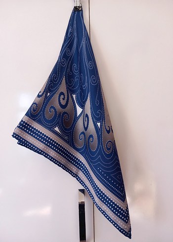 Mavi desenli eşarp - Görsel 3
