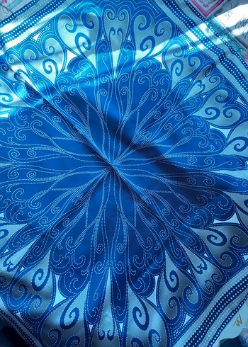 Mavi desenli eşarp - Görsel 4