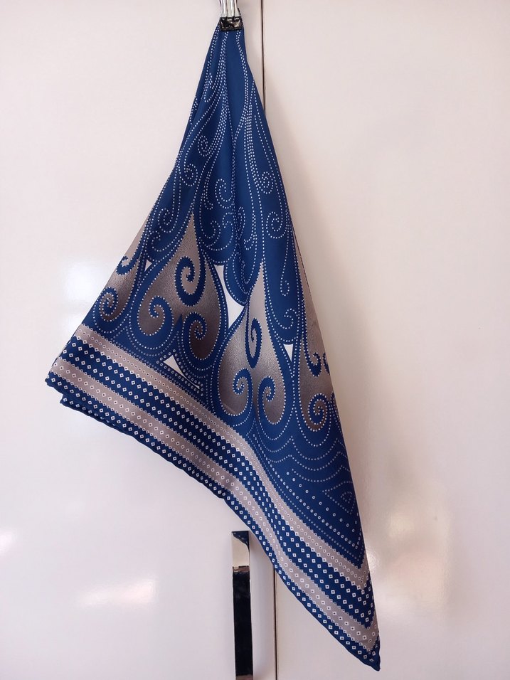 Mavi desenli eşarp - Görsel 3