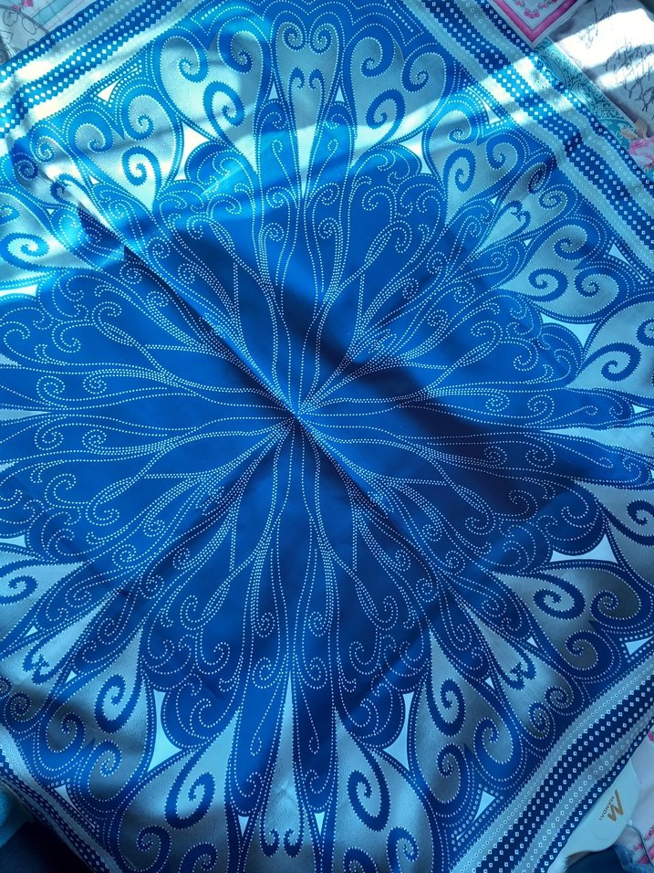 Mavi desenli eşarp - Görsel 4