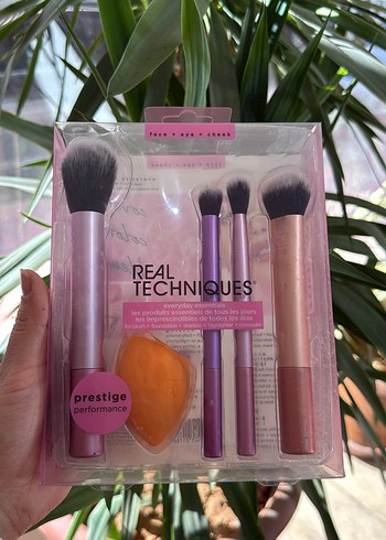 Pastel Pembe Real Techniques Makyaj Fırça Seti