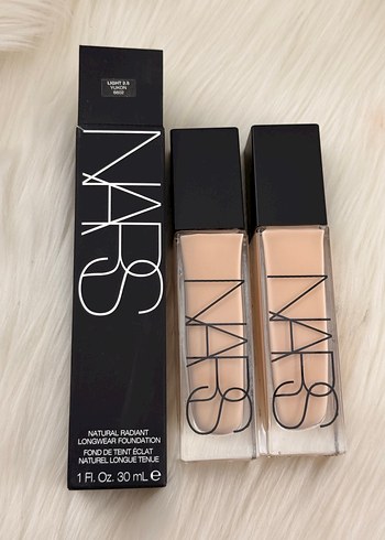 NARS Doğal Işıltılı Uzun Süre Kalıcı Fondöten