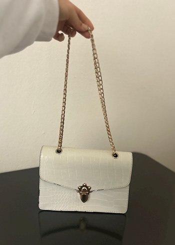 Beyaz Deri Zincir Detaylı Yılan Desenli Çanta - Görsel 2