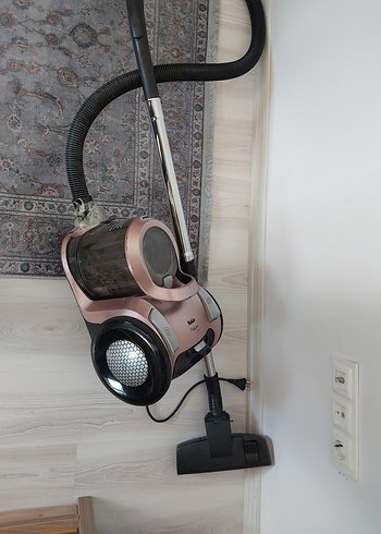 Pembe ve Gri Toz Torbasız Elektrikli Süpürge