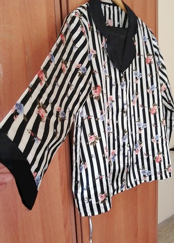 Çiçekli Siyah Beyaz Çizgili Kadın Gömlek - Görsel 3