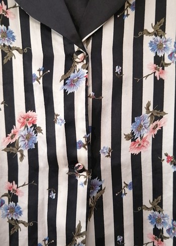 Çiçekli Siyah Beyaz Çizgili Kadın Gömlek - Görsel 2