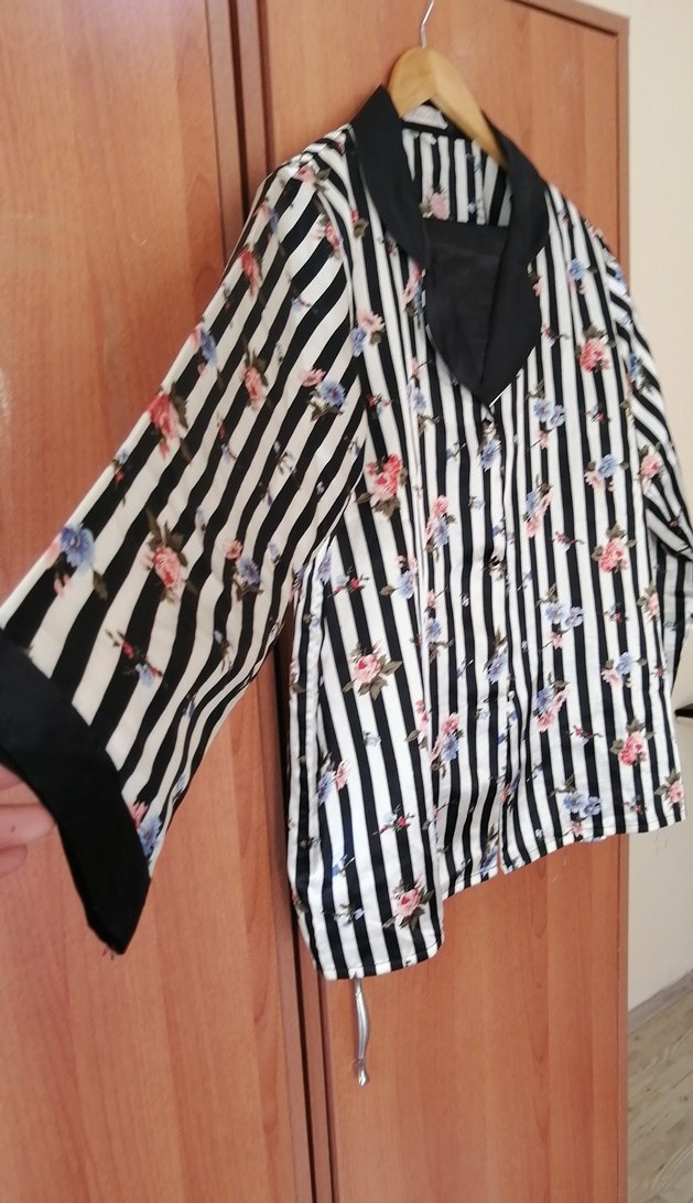 Çiçekli Siyah Beyaz Çizgili Kadın Gömlek - Görsel 3